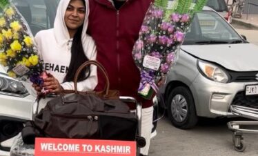 A beautiful couple who booked kashmir honeymoon package receiving a warm welcome