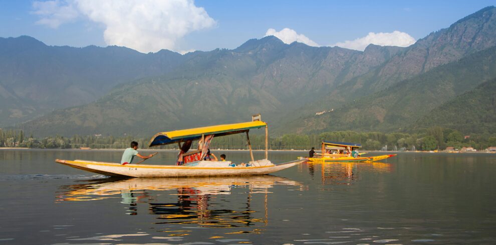 Kashmir tour itinerary featuring Srinagar houseboat stay, Gulmarg, Pahalgam, and Sonamarg sightseeing | Panda Tours and Travels