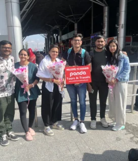 image-of-tourists-kashmir-tour-package-from-AHMADABAD1-with-panda-tours-and-travels-srinagar