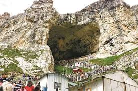 Pilgrims gathered at Amarnath Cave during Amarnath Yatra Tour Package darshan | Panda Tours and Travels