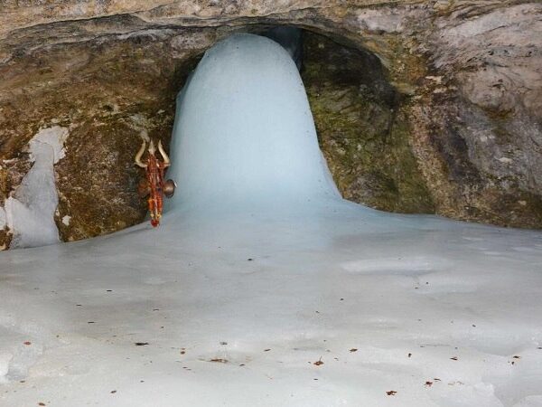 Amarnath Yatra route in the Himalayas with devotees visiting under Amarnath Cave tour packages | Panda Tours and Travels