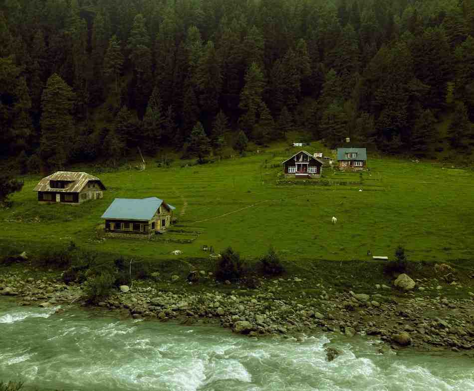 Pahalgam valley with Lidder River and lush greenery, one of the most scenic Kashmir travel destinations | Panda Tours and Travels