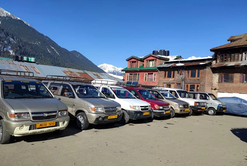 Union taxi booking service in Srinagar for safe and reliable travel across Kashmir | Panda Tours and Travels
