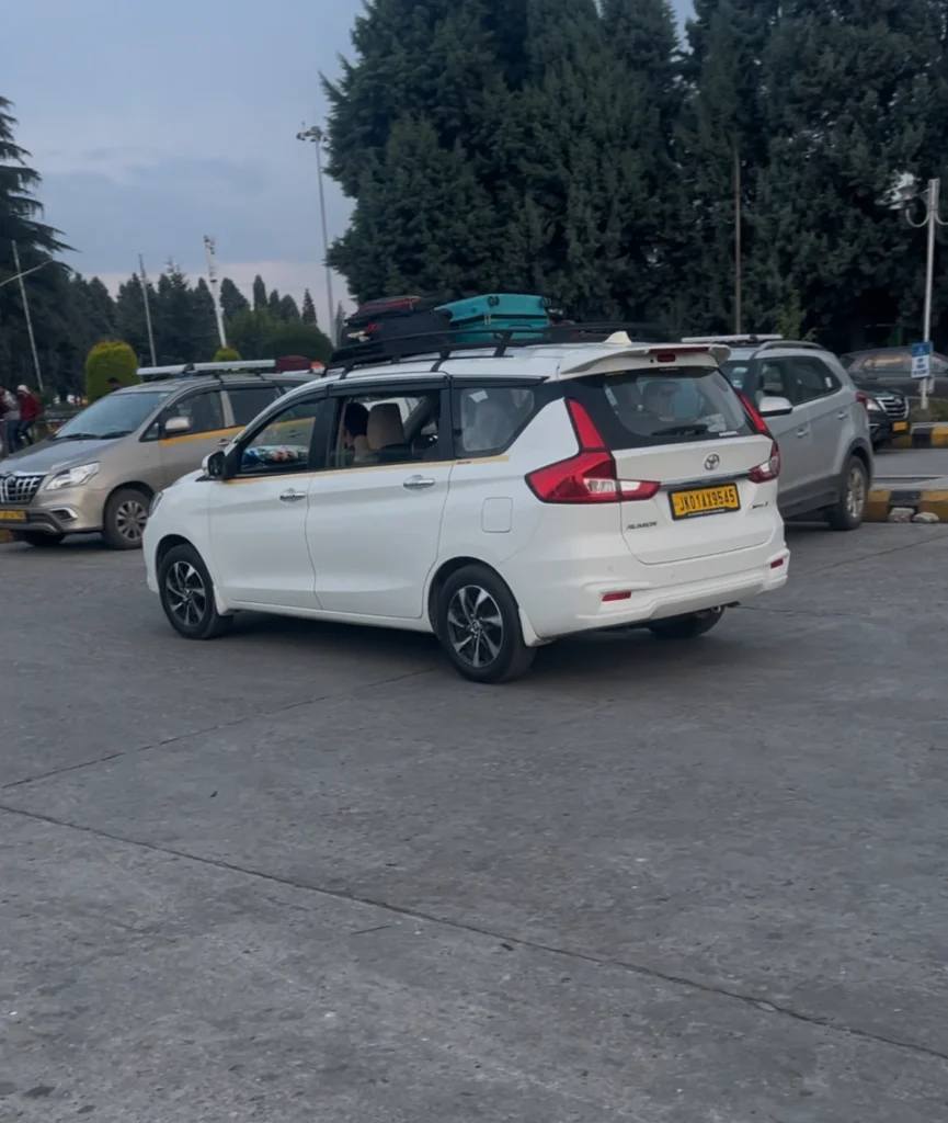 car service tourists for Best 5 nights and 6-days Kashmir tour package itinerary