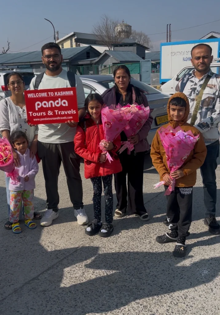 family tourist image couple image Srinagar Tour Package 2026 – Complete Guide by Srinagar Local Experts