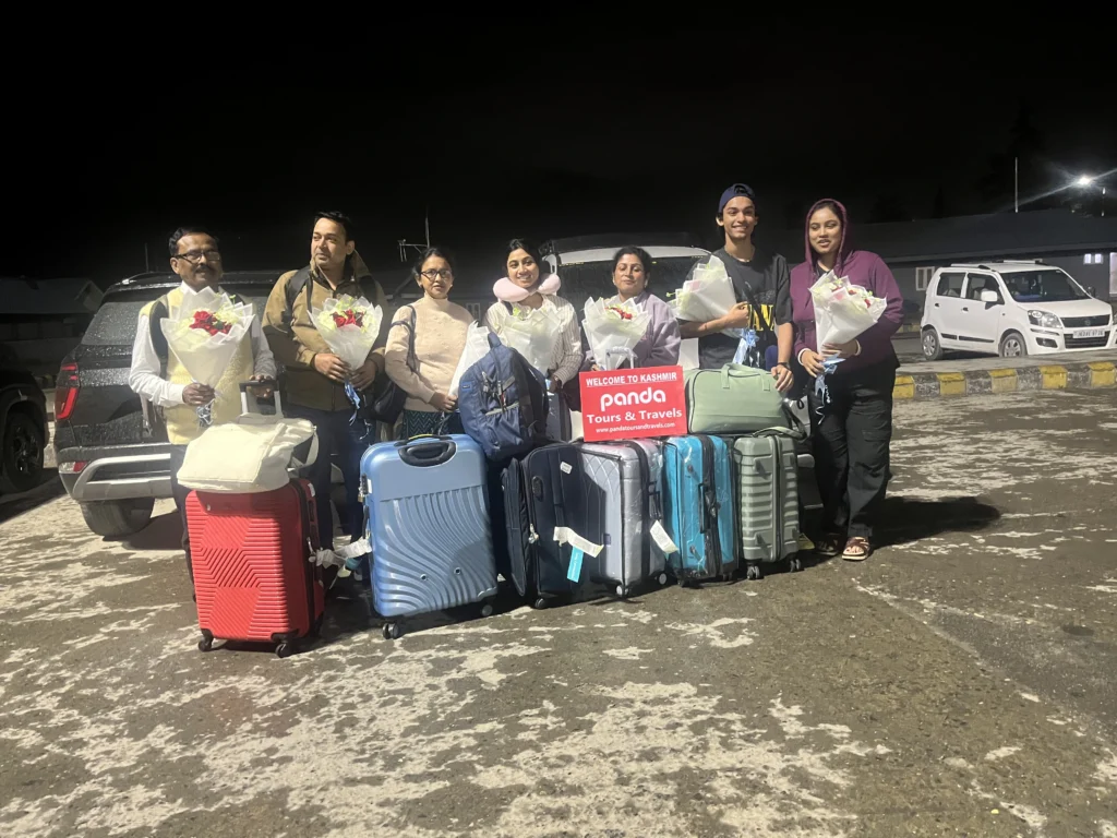 Top Snow Activities in Gulmarg for Tourists (Skiing, Snowboarding & Sledging Guide 2026) 2 Snow activities in Gulmarg