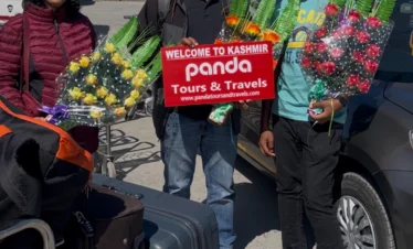 image-of-tourists-kashmir-tour-package-from-BANGLORE1-with-panda-tours-and-travels-srinagar