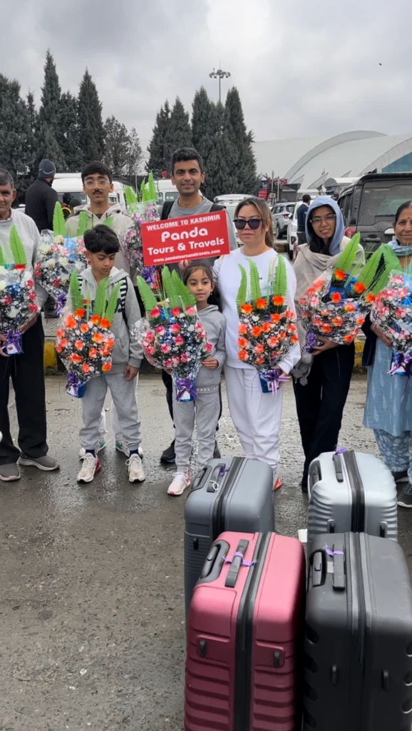 FAMILY IMAGE FOR Top Srinagar Sightseeing Places for Tourists in 2026 – Complete Travel Guide