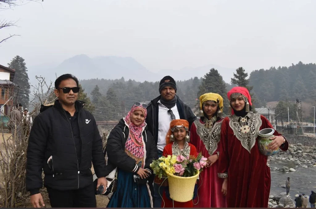 FAMILY TOURISTS IMAGE FOR Top Sonamarg Sightseeing Places for Tourists in 2026 – Complete Travel Guide