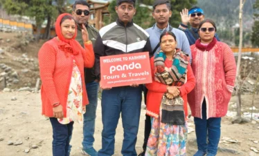 image-of-tourists-kashmir-tour-package-from-WEST-BANGAL-with-panda-tours-and-travels-srinagar.