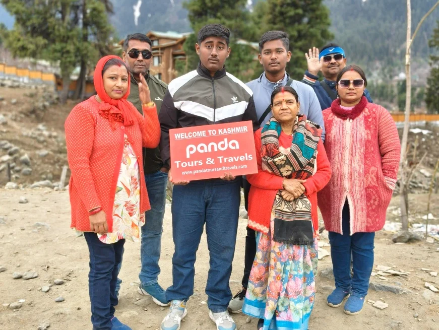 image-of-tourists-kashmir-tour-package-from-WEST-BANGAL-with-panda-tours-and-travels-srinagar.