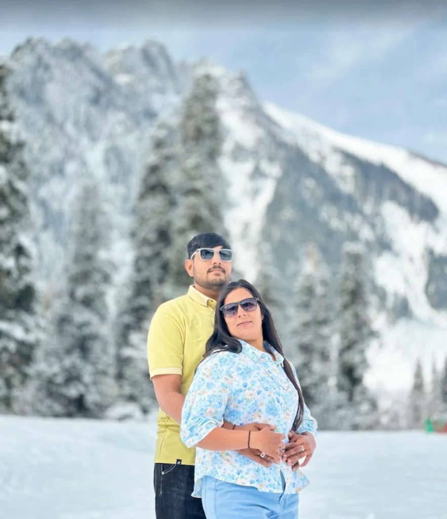 image of tourists kashmir tour package from WEST BANGAL2 with panda tours and travels srinagar.PNG1