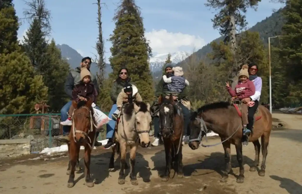 Kashmir Tour Package For Families From UP - GorakPore