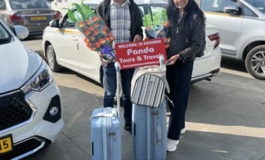 couples-tourists-image-kashmir tour package-with-panda-tours-and-travels-srinagar-kashmir