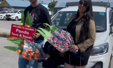 couples-tourists-image-kashmir tour package-with-panda-tours-and-travels-srinagar-kashmir