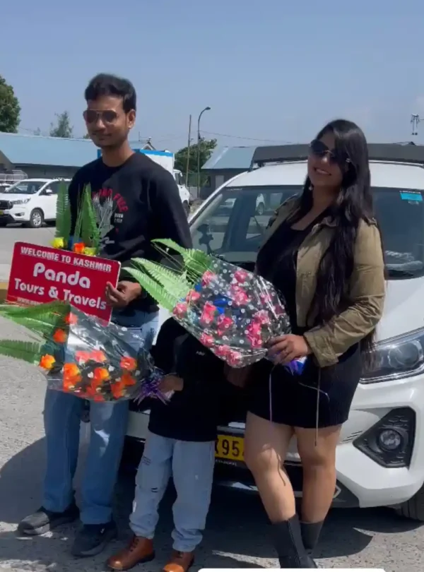 couples-tourists-image-kashmir tour package-with-panda-tours-and-travels-srinagar-kashmir