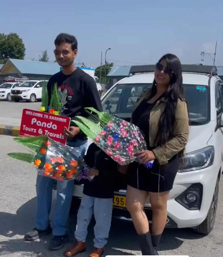couples-tourists-image-kashmir tour package-with-panda-tours-and-travels-srinagar-kashmir