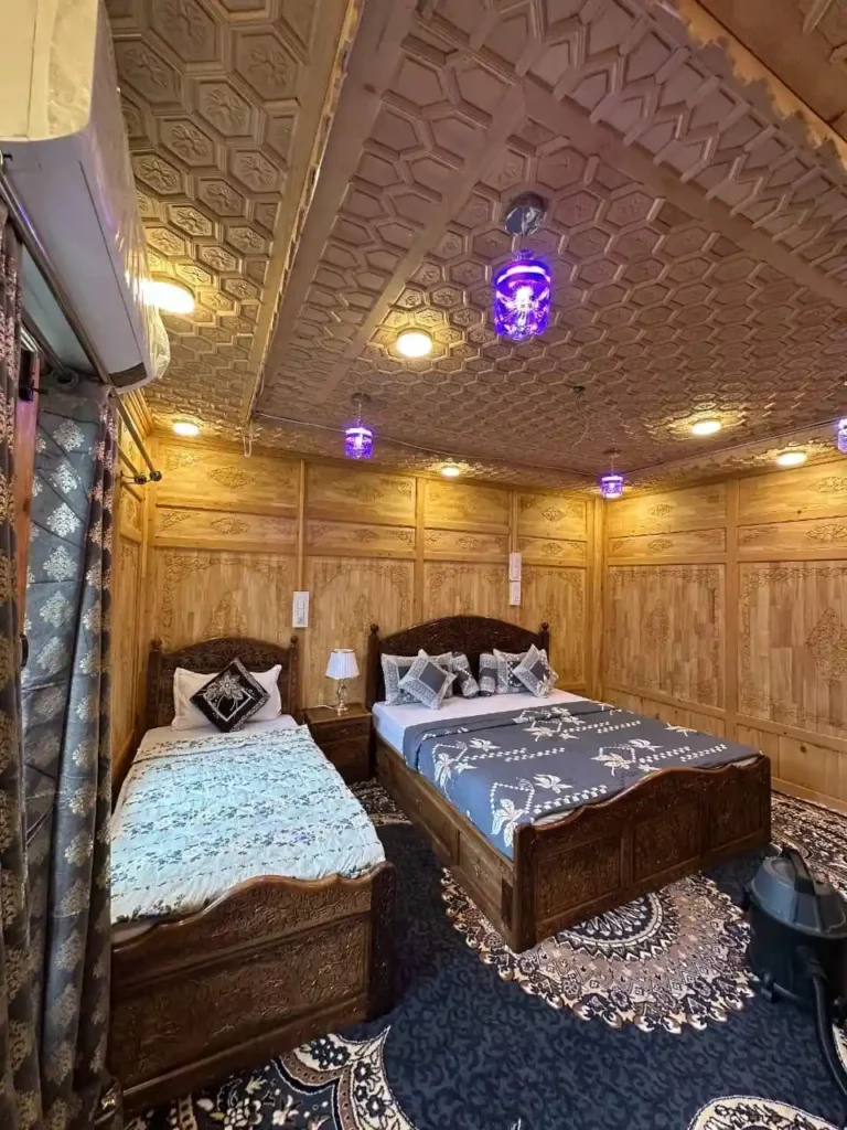 image for book houseboat in srinagar