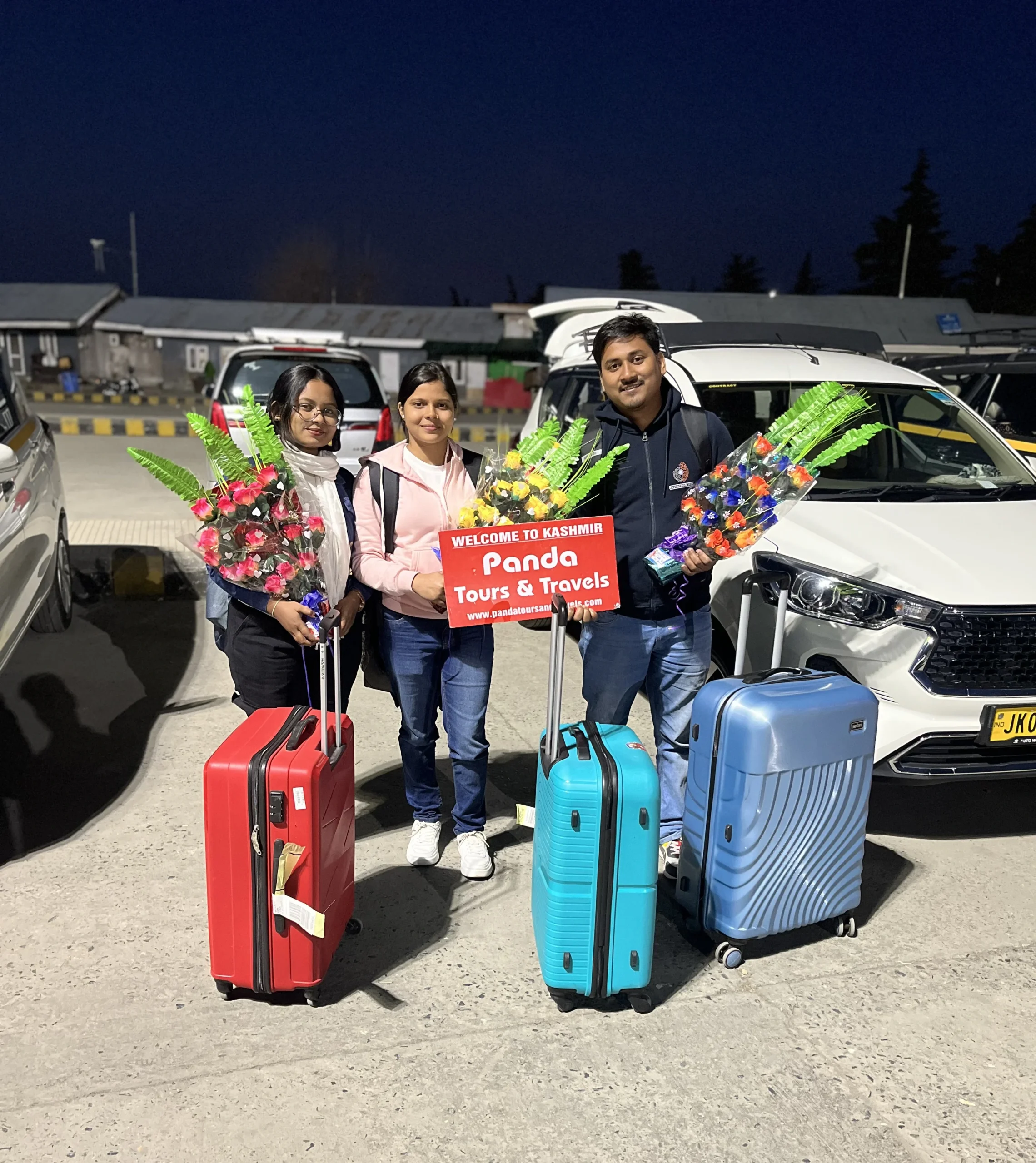 Kashmir Family Tour Package: Best 4N–7N Plans And Itineraries 5 family tousrists image for Kashmir family tour package 2026- safe and budget friendly