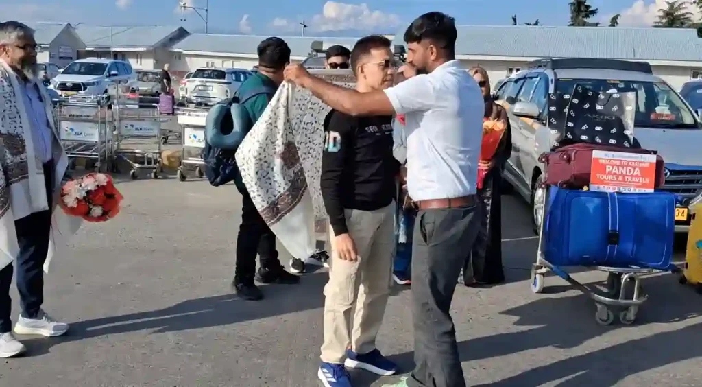 Kashmir Tour Package From Bangladesh 3 Bangladeshi family greeted at Srinagar Airport before starting their 7-day Kashmir tour package