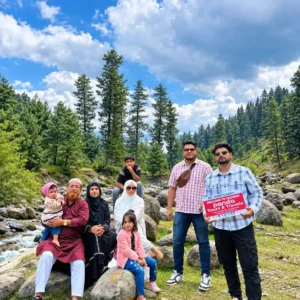 How to reach Yusmarg from Srinagar by road with scenic Kashmir landscape and tourists enjoying the journey