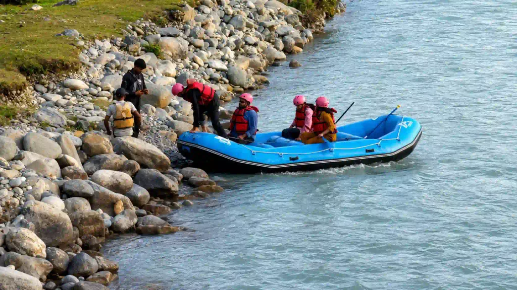 River Rafting in Kashmir: Prices, Routes, Best Time And Booking Guide 3 Tourists enjoying river rafting in Pahalgam Kashmir