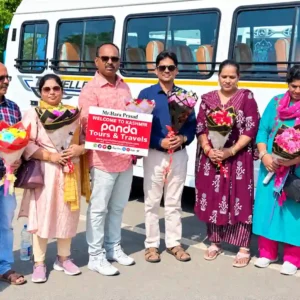 tourists at sringar airport going for sightseeing in shankaracharya temple