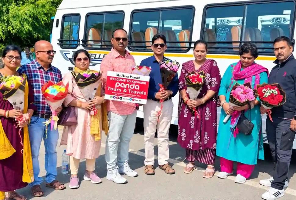 tourists at sringar airport going for sightseeing in shankaracharya temple