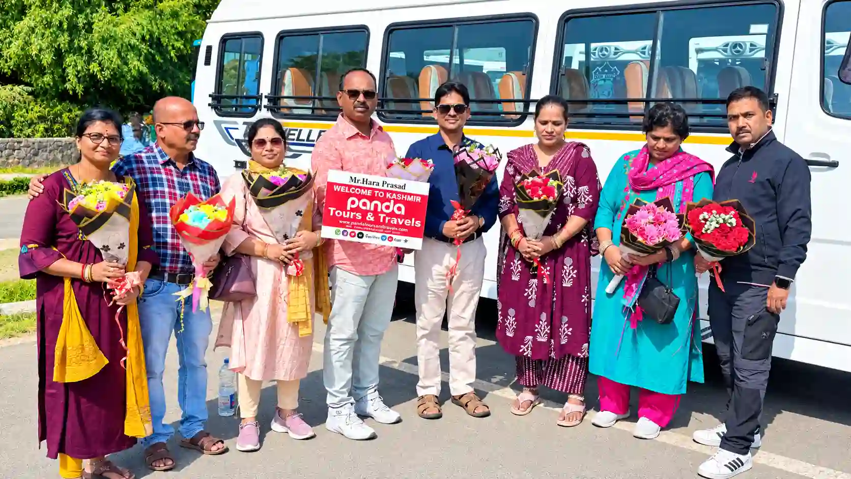 tourists at sringar airport going for sightseeing in shankaracharya temple