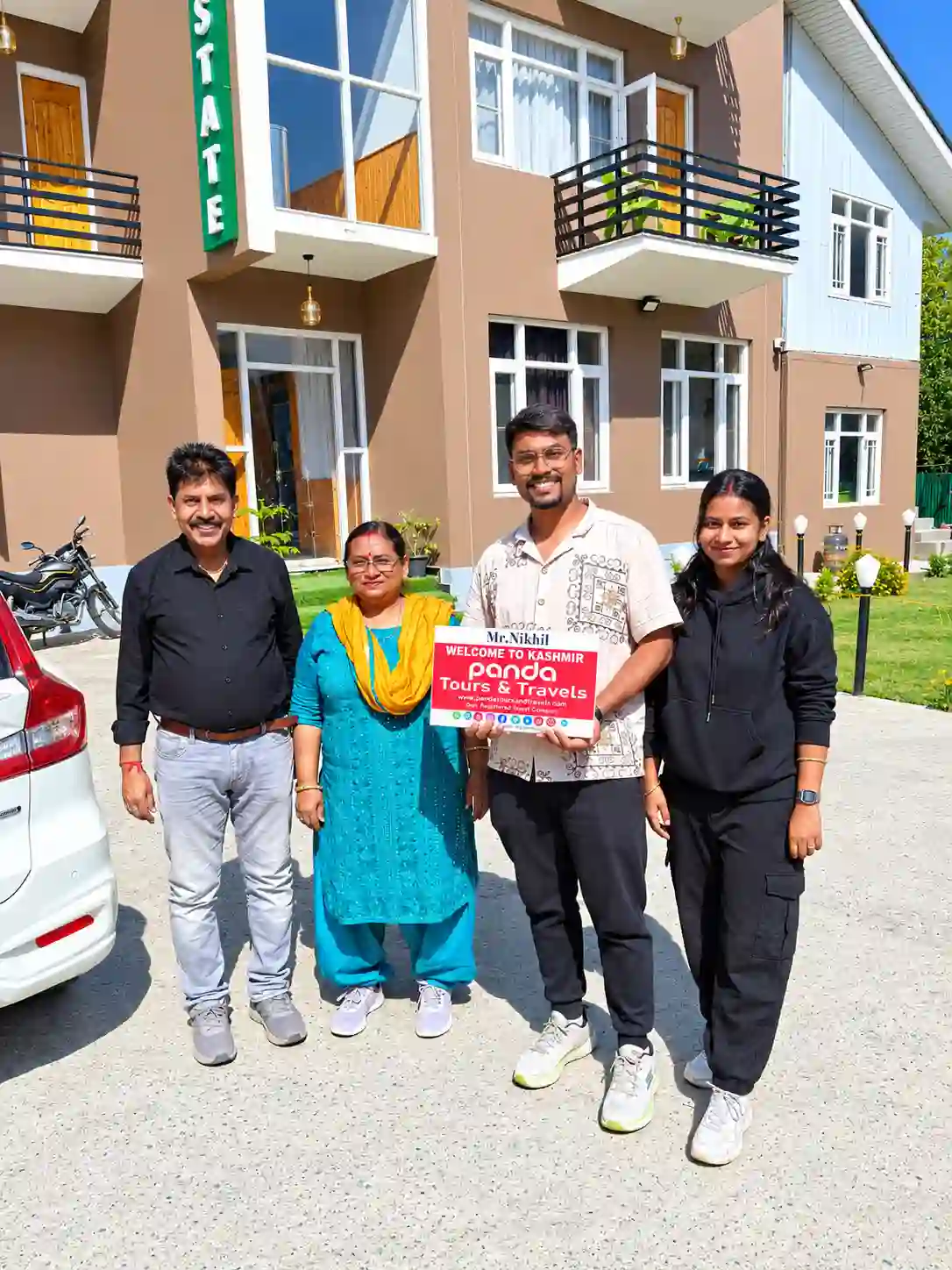 Traveller enjoying Pahalgam on a Kashmir tour